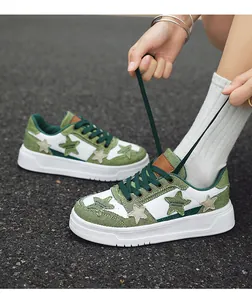 Detalle de zapatillas de lona para mujer con parche de estrella verde y suela blanca gruesa