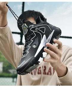 Detail eines High-Top Basketballschuhs mit Nummer 23 und rutschfester Gummisohle