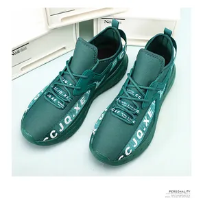 Dettaglio macro di scarpe da corsa in mesh verde scuro con scritte in stile street