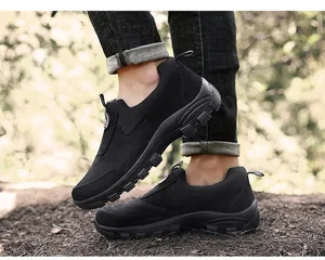 Seitenansicht der schwarzen Herren-Slipper für draußen mit rutschfester Gummisohle