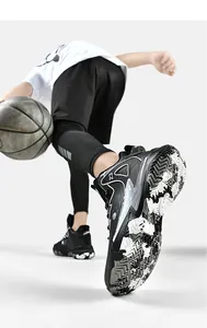 Detailaufnahme des Basketballschuhs mit Tarnsohle und seitlichem Blitzdesign in Schwarz