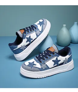 Detalle de estrellas de mezclilla azul y costuras en zapatillas blancas informales