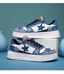 Detalle de zapatillas de lona denim azul con patchwork de estrellas y suela de goma gruesa
