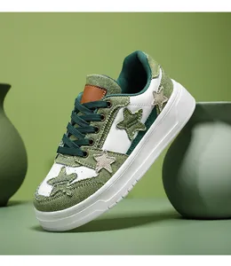 Detalle de paneles de lona verde y cuero blanco en zapatillas de plataforma de moda