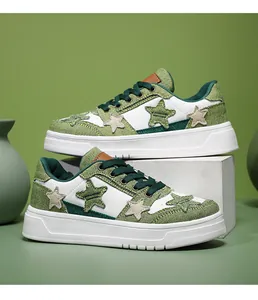 Detalle de paneles de lona verde y cuero blanco con parche de estrella en zapatillas