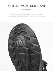 Dettaglio della suola in gomma ad alta purezza con trama antiscivolo su sneaker nera
