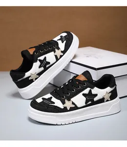 Detalle de zapatillas de plataforma blancas y negras con parches de estrella y suela gruesa