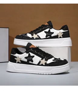 Detalle de zapatillas de mezclilla negra y cuero blanco con un parche de estrella retro
