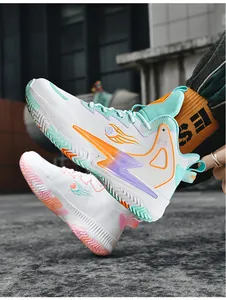 Detailansicht der High-Top Basketballschuhe mit Mesh-Einsätzen und lila Stützplatte