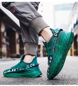 Dettaglio della sneaker verde brillante stringata con suola spessa antiscivolo su strada