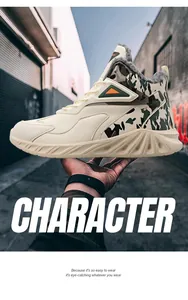 Dettaglio di sneaker alta da uomo con fodera in pile e motivo mimetico su sfondo urbano