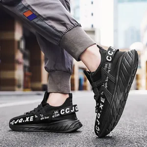 Sneaker da uomo nere in mesh con stampe di lettere bianche per uno stile streetwear