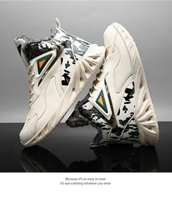 Dettaglio delle sneakers alte mimetiche con fodera in pile e suola in gomma robusta