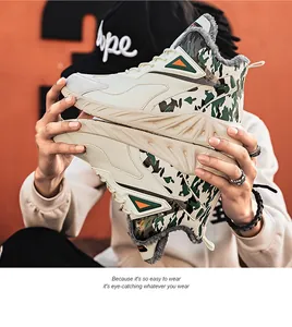 Dettaglio di scarpe alte da uomo con fodera in pile e motivi mimetici trendy