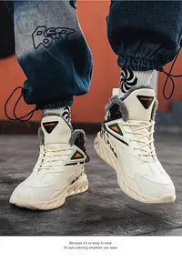Dettaglio di sneakers alte con fodera in ecopelliccia calda e blocchi di colore