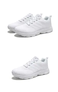 Dettaglio della tomaia in mesh bianco e texture a onde su sneakers sportive traspiranti