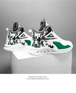 Dettaglio di sneaker invernali alte con motivi camo verdi e fodera in calda pelliccia
