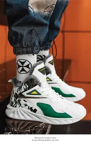 Dettagli di sneaker alte con calda fodera in finta pelliccia e design patchwork mimetico