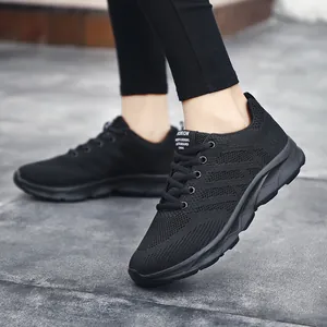 Sneaker da donna in rete traspirante nera con suola spessa per corsa e camminata casual