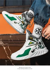 Dettaglio di sneaker alte con fodera in pile e suola spessa a onde mimetica