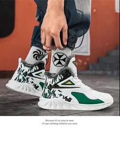 Dettaglio di sneakers alte da uomo con fodera in pile e motivi mimetici verdi