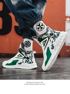 Dettaglio sneakers alte con inserti mimetici verdi e calda fodera interna in pile