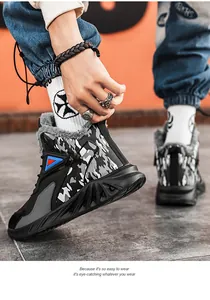 Dettaglio di sneaker alte invernali con motivo mimetico e fodera in ecopelliccia spessa