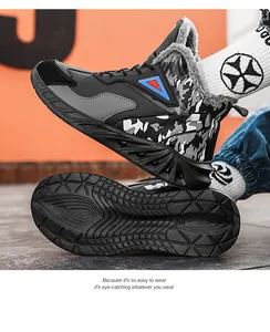 Vista dettagliata delle sneakers alte da uomo nere con motivo mimetico e suola in gomma spessa
