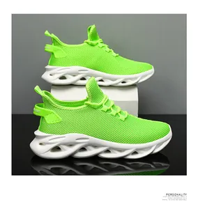 Primer plano de zapatillas de running de malla verde neón con suelas huecas onduladas
