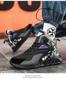 Dettaglio di sneakers alte invernali con stampa mimetica e fodera in ecopelliccia