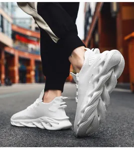 Primer plano de zapatillas blancas de malla con suela hueca y detalle de tirador trasero
