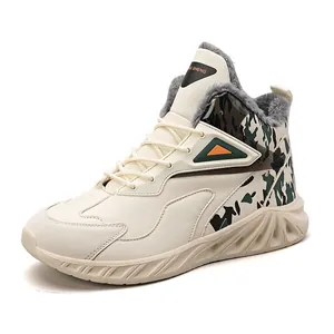 Sneakers invernali alte da uomo con motivo mimetico e fodera in ecopelliccia