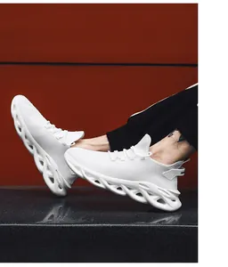 Detalle de zapatillas de running de malla blanca con suelas futuristas de cuchilla