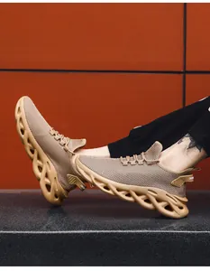 Vista lateral de zapatillas de running de malla caqui con suela hueca en un modelo