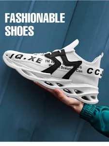 Detalle de zapatillas de malla blanca con texto JQ.XE y suela de amortiguación tipo blade