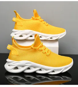 Detalle de zapatilla de running amarilla en malla con suela hueca ondulada