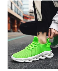 Primer plano de zapatillas de malla verde neón con suelas amortiguadoras huecas y cordones