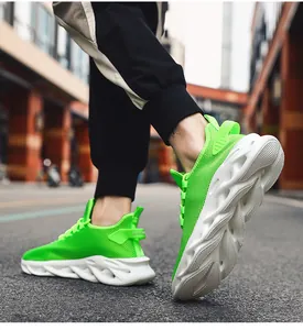 Primer plano de zapatillas de malla verde neón con suelas de cuchilla blancas en uso