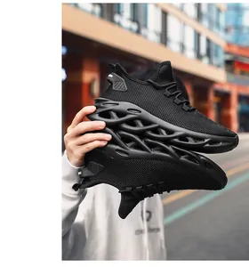 Primer plano de zapatilla deportiva de malla negra con suela de amortiguación ondulada