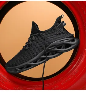 Detalle de zapato de running de malla negra con suela hueca en una llanta roja