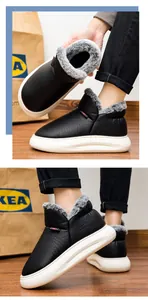 Gros plan de bottines d'hiver en cuir noir avec doublure en fourrure grise et semelle blanche