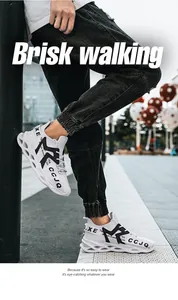 Detalle de zapatillas de malla blanca transpirable con suela hueca y patrones geométricos