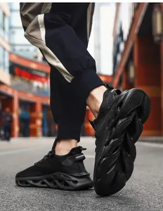 Vista lateral de zapatillas de running para hombre con malla y suelas de choque onduladas