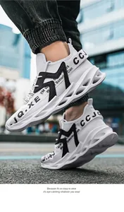 Vista dinámica de zapatillas blancas transpirables con suelas huecas para hombres y mujeres
