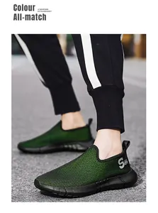Detail von grünem, atmungsaktivem Slip-On-Sneaker für Herren auf Asphalt im Freien