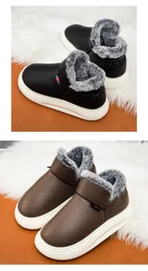 Détail de la doublure en fourrure grise épaisse et du cuir texturé des bottes d'hiver