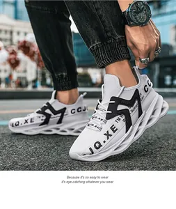 Vista lateral de zapatillas deportivas de malla blanca con suelas de hoja al caminar
