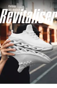 Λεπτομέρεια από λευκά sneakers με πλέγμα που αναπνέει και κυματιστή κοίλη σόλα