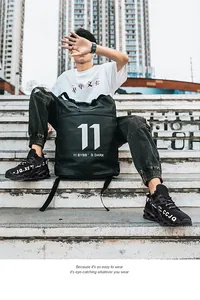Primer plano de zapatillas con suela de cuchilla y mochila minimalista de estilo urbano