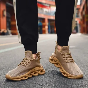 Ademende hardloopschoenen voor heren in bruin met een unieke holle zool en sportief design